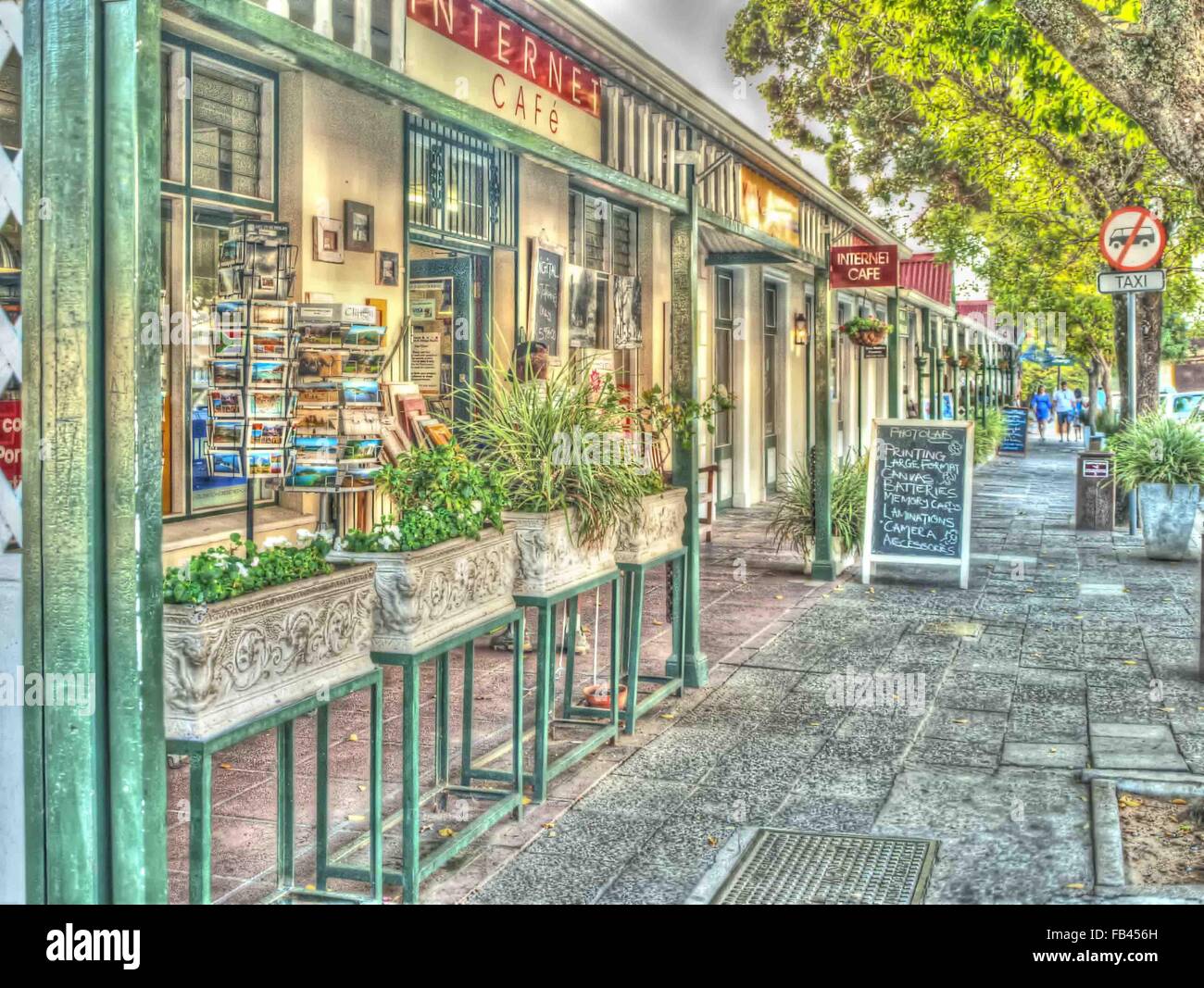 Ein HDR-Foto von Franschhoek Kapstadt in Südafrika. Eine kleine Stadt mit vielen Restaurants und Souvenirläden. Stockfoto
