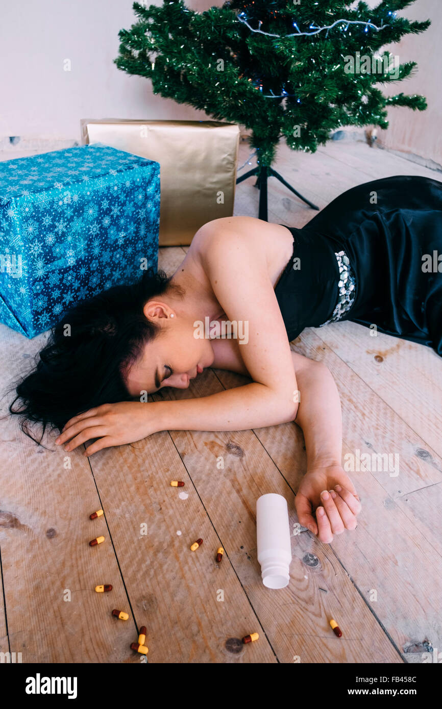 Frau zu Weihnachten auf Pillen überdosiert Stockfoto