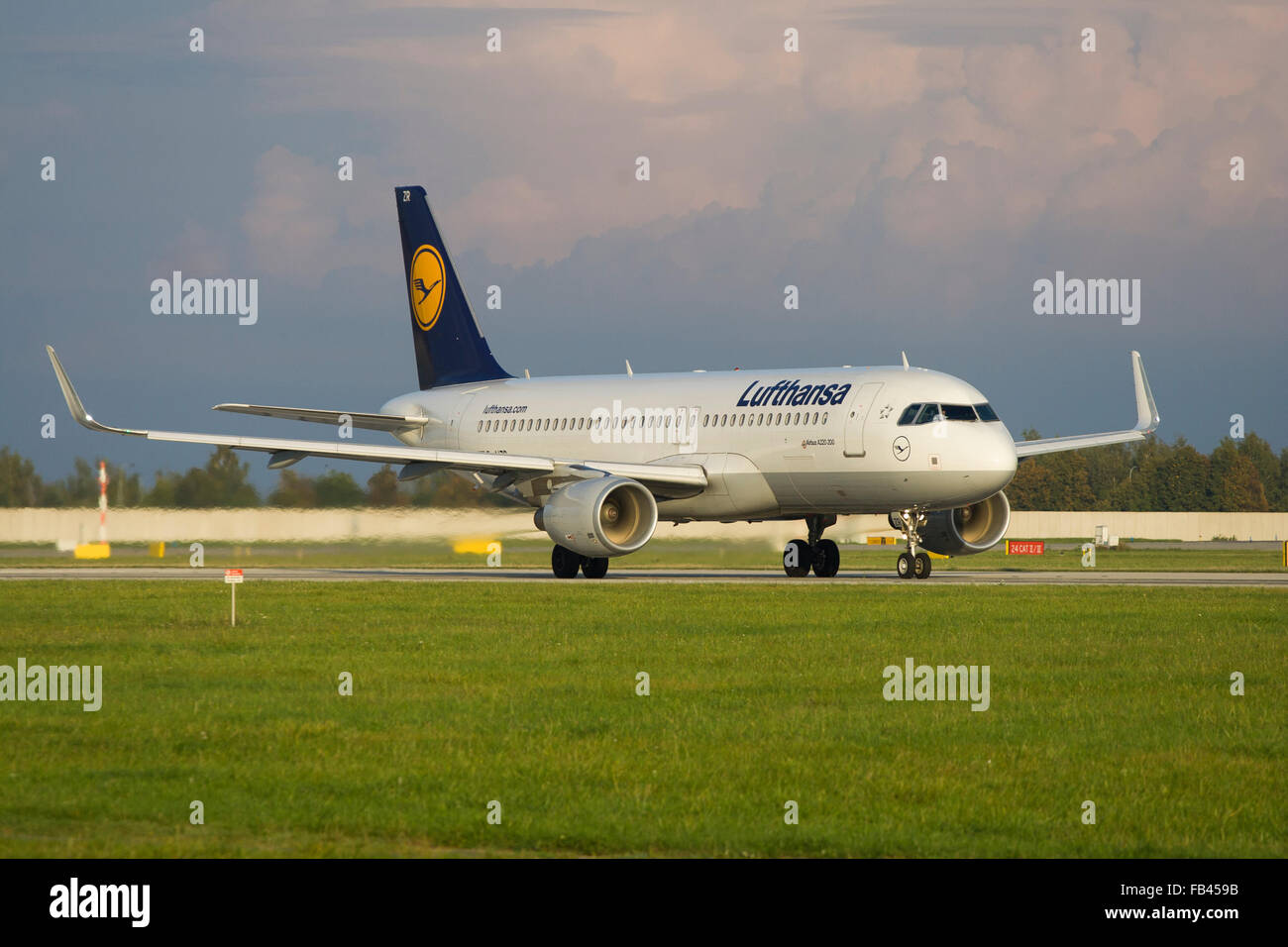 Lufthansa A320 am Start Rollen in erstaunlich wenig Licht in Prag Stockfoto