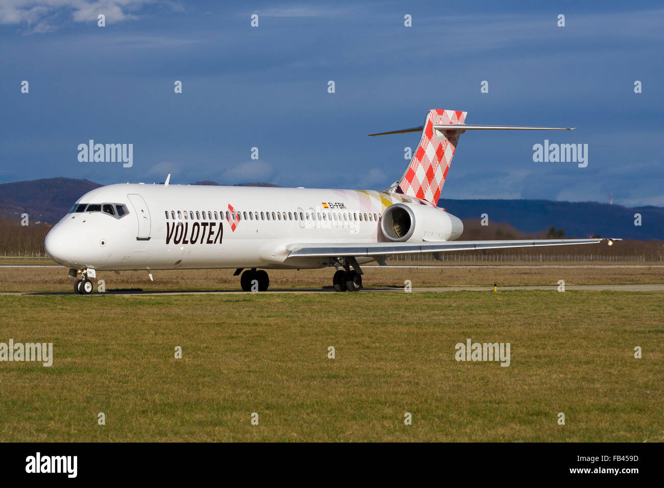 Volotea Boeing 717 Rollen zum Abflug am Flughafen Grenoble-Alpes Stockfoto