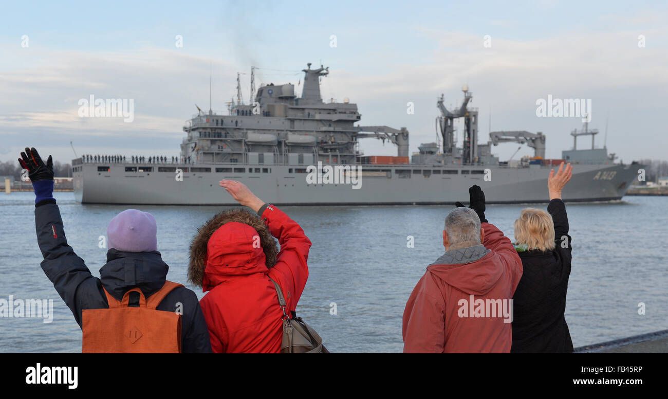 Wilhelmshaven, Deutschland. 9. Januar 2016. Angehörigen der Besatzung Welle um die Kampfunterstützung Schiff Bonn (ein 1413), ein Schiff vom Typ (Berlin-Klasse) EGV 702, als es verlässt die Marine base in Wilhelmshaven, Deutschland, 9. Januar 2016. Die deutsche Marine Schiff wird das Flaggschiff der Standing NATO Maritime Group 2 im Mittelmeer sein. Foto: CARMEN JASPERSEN/DPA/Alamy Live-Nachrichten Stockfoto