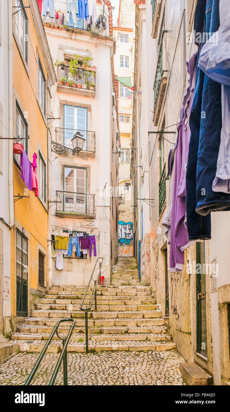 Treppe vor typischen Häusern, Alfama Viertel, Lissabon, portugal Stockfoto