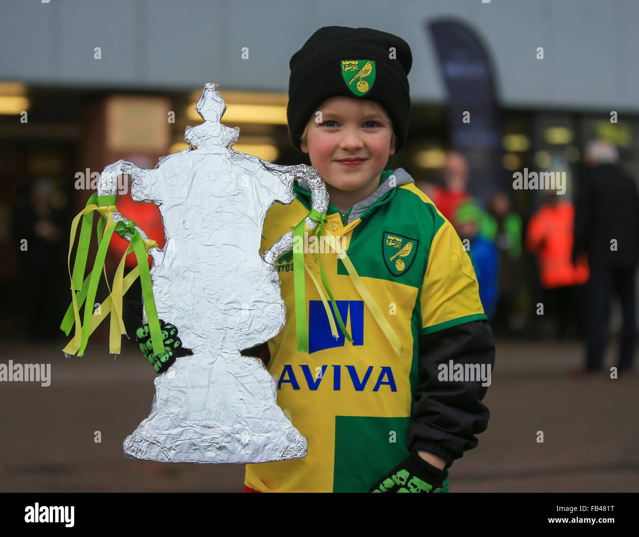 Carrow Road, Norwich, Vereinigtes Königreich. 9. Januar 2016. Emirate FA Cup 3. Runde. Norwich gegen Manchester City. Eine junge Norwich City fans klar träumen von FA Cup Herrlichkeit, als er auf eine Replik Trophäe außerhalb der Erde hält. Bildnachweis: Aktion Plus Sport/Alamy Live-Nachrichten Stockfoto