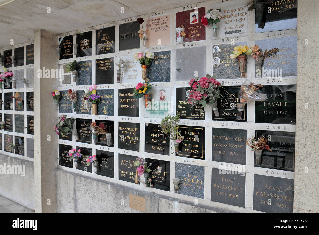 Namensschilder über zurückzuführen Urnen Kolumbarium in der Friedhof Père Lachaise, Paris, Frankreich. Stockfoto