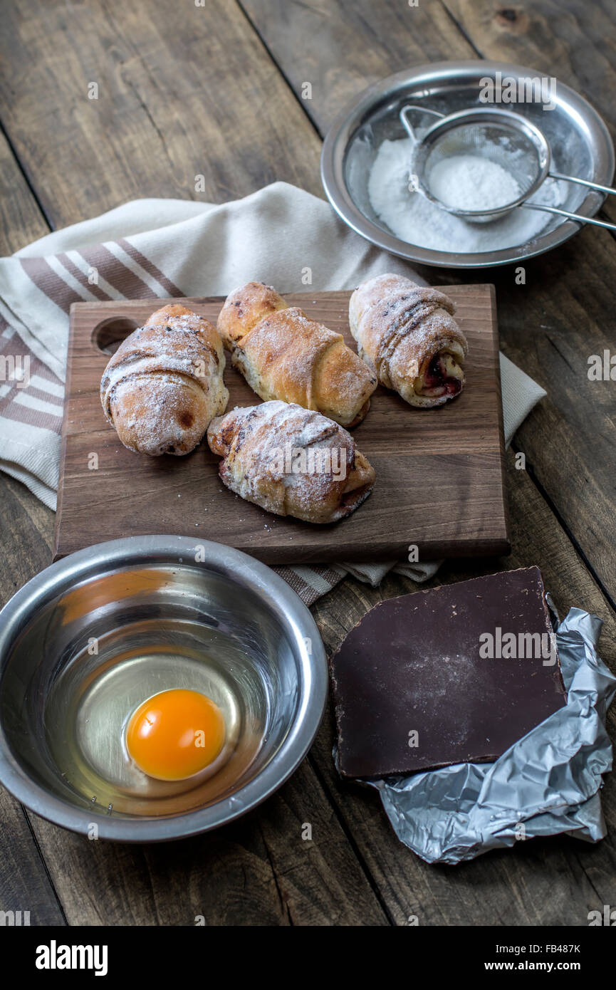 Gebackene Croissants gefüllt mit süßen Früchten Marmelade Stockfoto