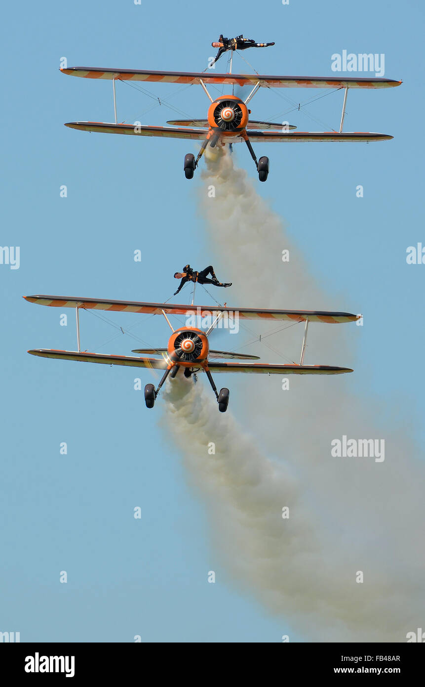 AeroSuperBatics Ltd ist ein britisches Kunstflug und Wingwalking Team. Ab 2011 führen sie wie die Breitling Wingwalkers Stockfoto