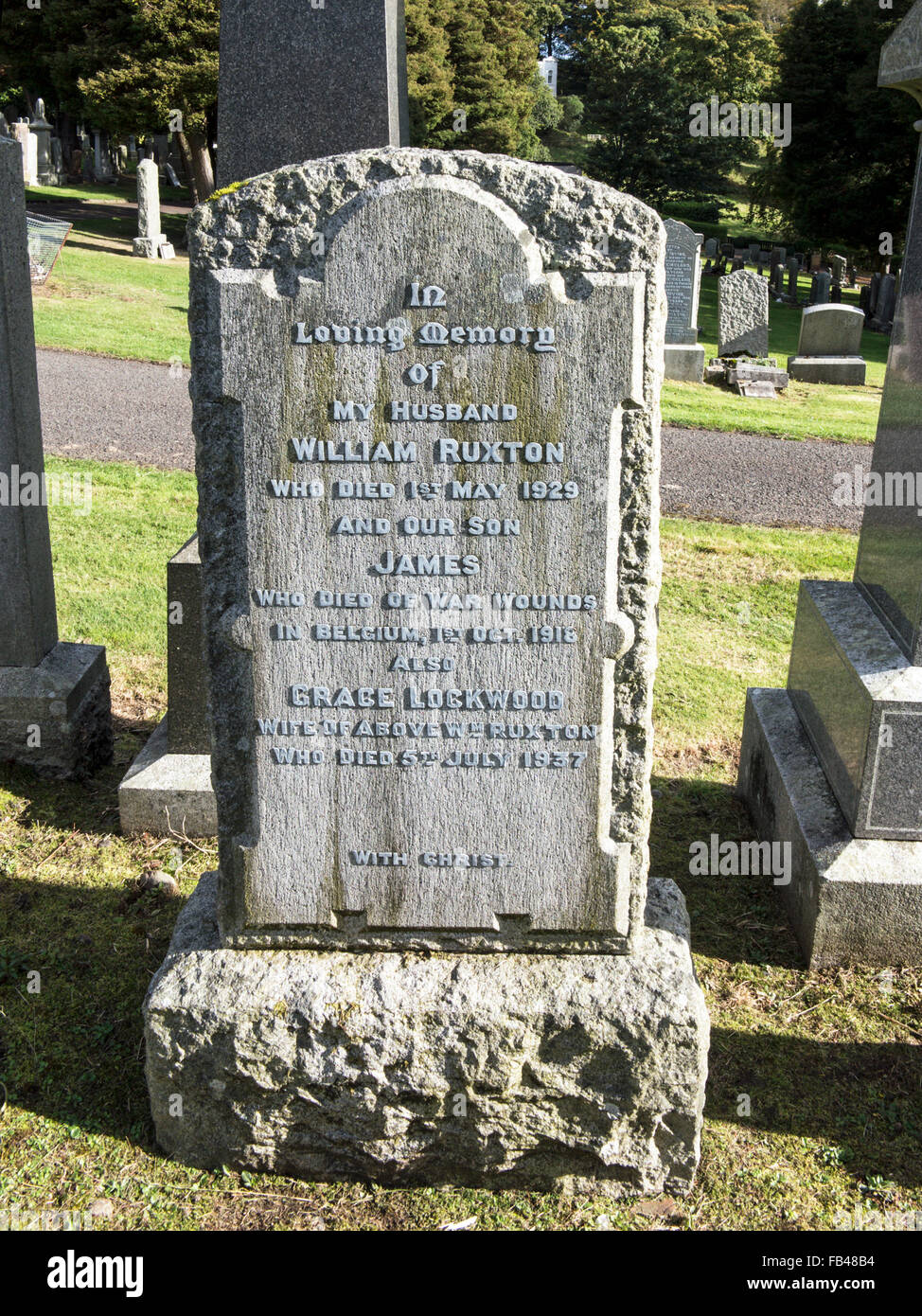 Grabstein eines Paares und ihren Sohn, starb im ersten Weltkrieg, der Sohn Todesursache geben und wo er starb. Stockfoto