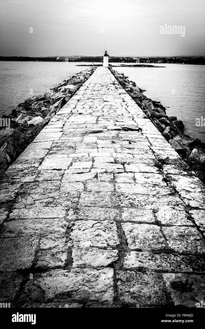 Schwarz / weiß Leuchtturm in Pula Kroatien Stockfoto