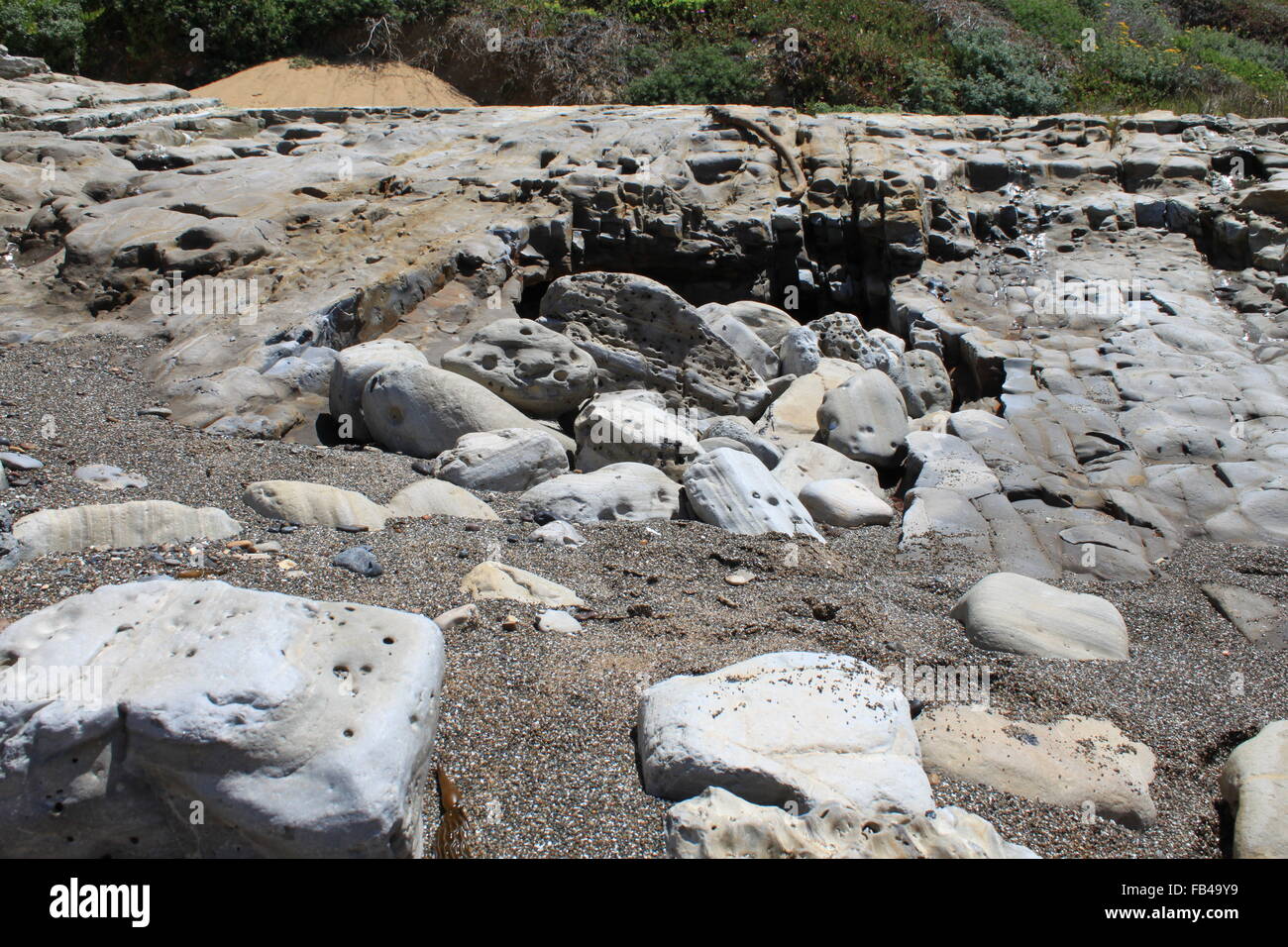 Felsen am Strand sehen die Löcher Stockfoto