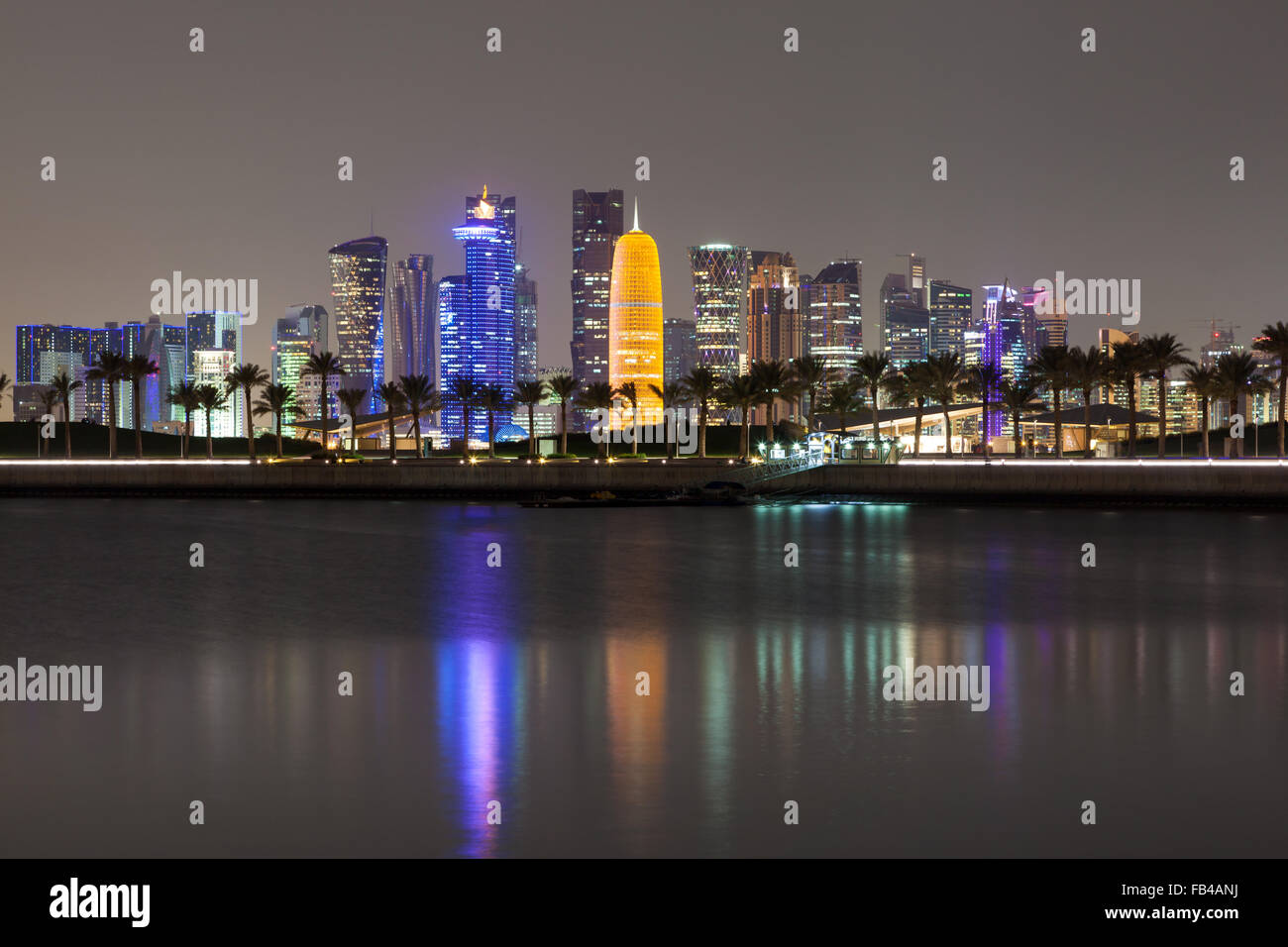 Doha City Skyline bei Nacht, Katar Stockfoto