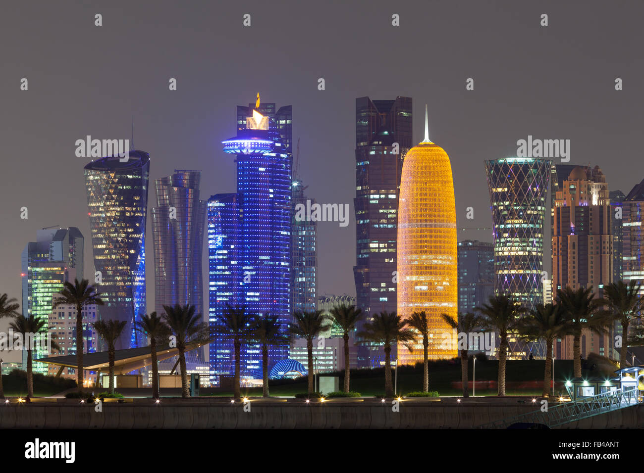 Doha City Skyline bei Nacht, Katar Stockfoto