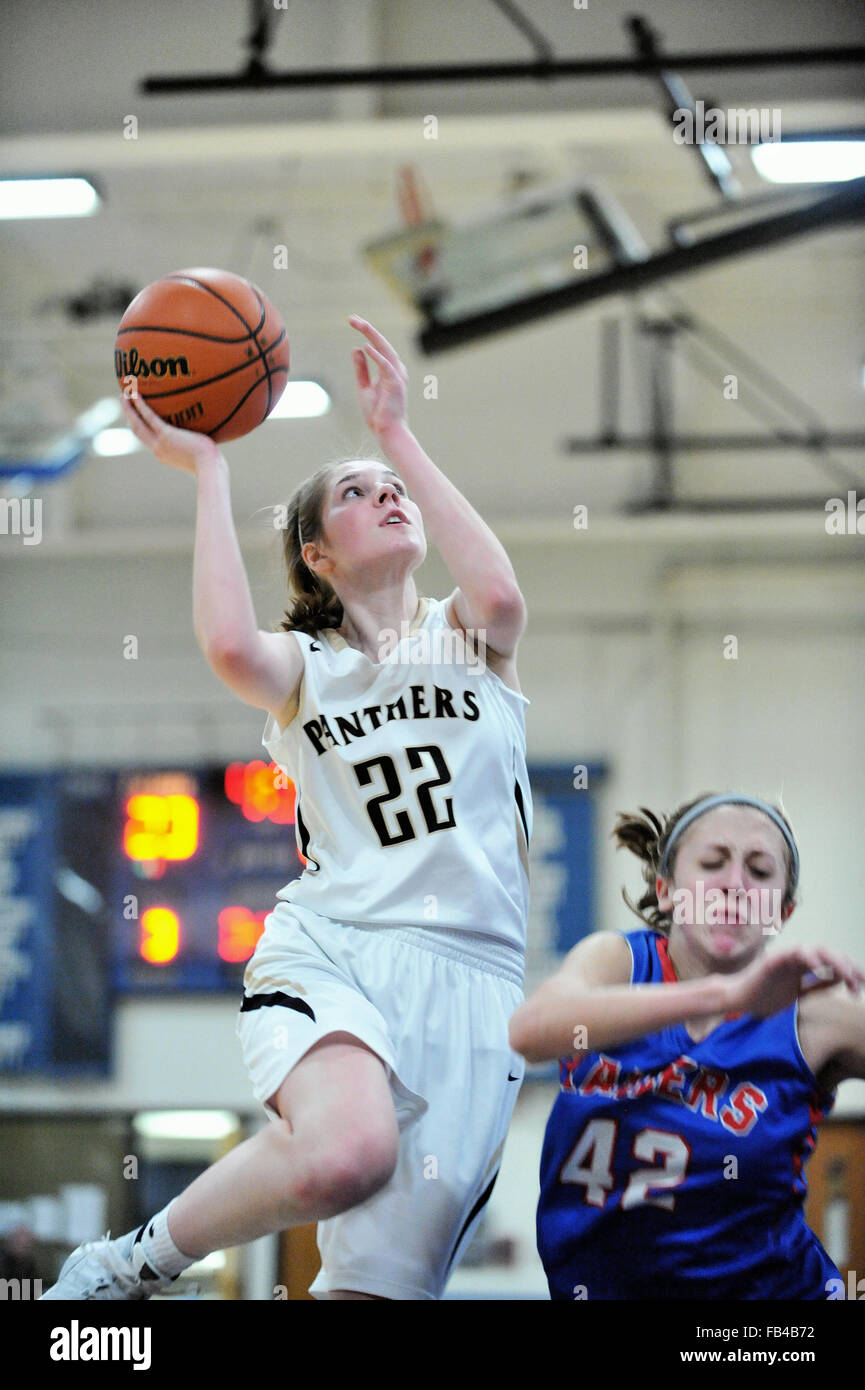 Spieler auf der Suche nach Score mit einem kurzen Schuß weg das Glas über eine Ladebuchse defender während der High School Basketball Spiel. USA. Stockfoto