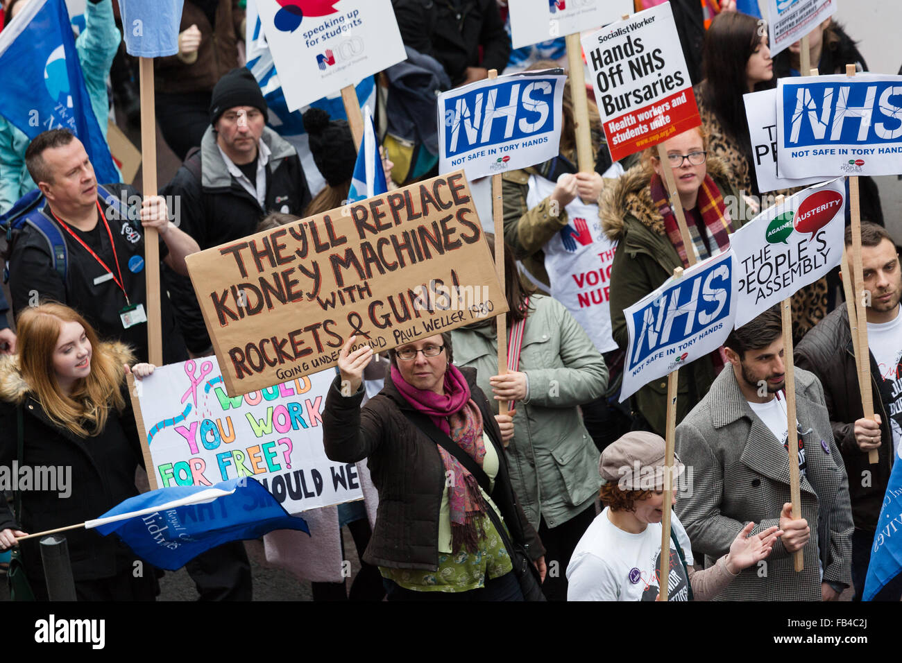 London, UK. 9. Januar 2016.NHS Student Krankenschwestern, Hebammen und Unterstützer beteiligen sich einen Protestmarsch von St Thomas' Hospital zur Downing Street gegen das Abwracken von Pflege-Stipendien. In der Herbst-Anweisung 2015 Kanzler George Osborne, kündigte an, dass NHS Stipendien, die Lernschwestern gezahlt werden, die Lebenshaltungskosten zu decken, während sie studieren und Durchführung Krankenhaus Berufserfahrung, abgeschafft und stattdessen in Studienkredite, die zurückgezahlt werden müssen. Bildnachweis: London Pix/Alamy Live News Stockfoto