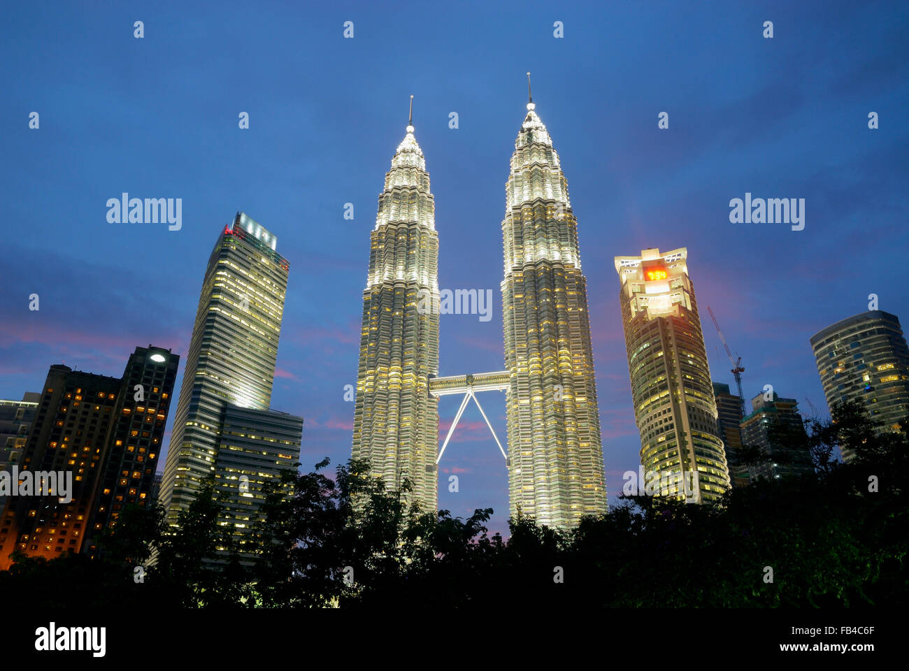 Menara Petronas/Menara Berkembar Petronas (Petronas Twin Towers) von Taman KLCC (KLCC Park), Kuala Lumpur, Malaysia Stockfoto