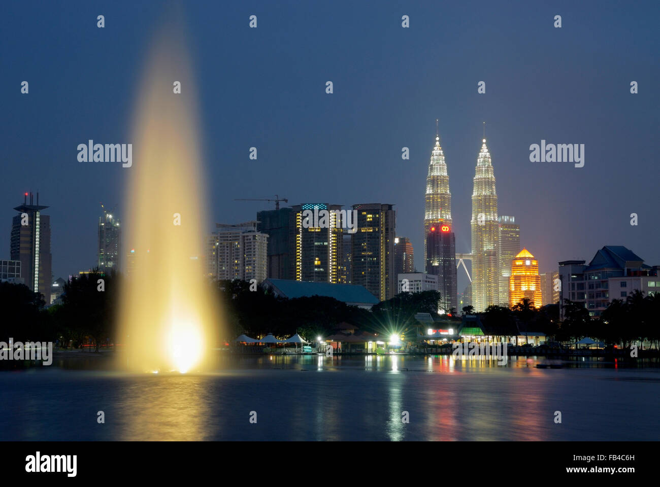 Menara Petronas/Menara Berkembar Petronas (Petronas Twin Towers) von Taman KLCC (KLCC Park), Kuala Lumpur, Malaysia Stockfoto
