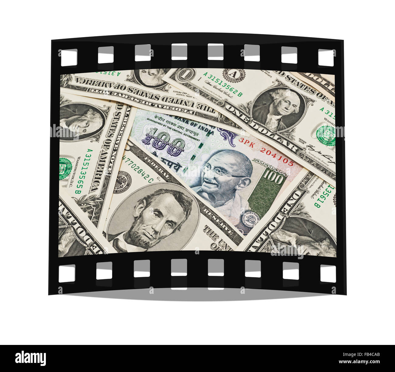 Viele US-Dollarnoten nebeneinander liegen. In der Mitte befindet sich eine Rechnung indischen 100 Rupien mit dem Porträt von Mahatma Gandhi Stockfoto
