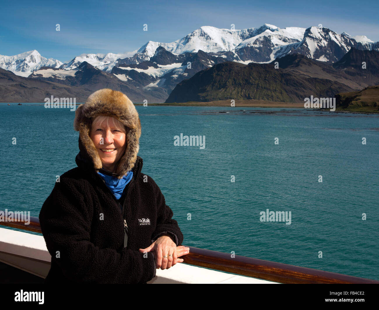 Süd-Georgien, Cumberland Bay, Frauen, Antarktis Kreuzfahrt Schiff Passagier am Mount Sugartop Paulsen Peak Berge rund um Grytviken Stockfoto