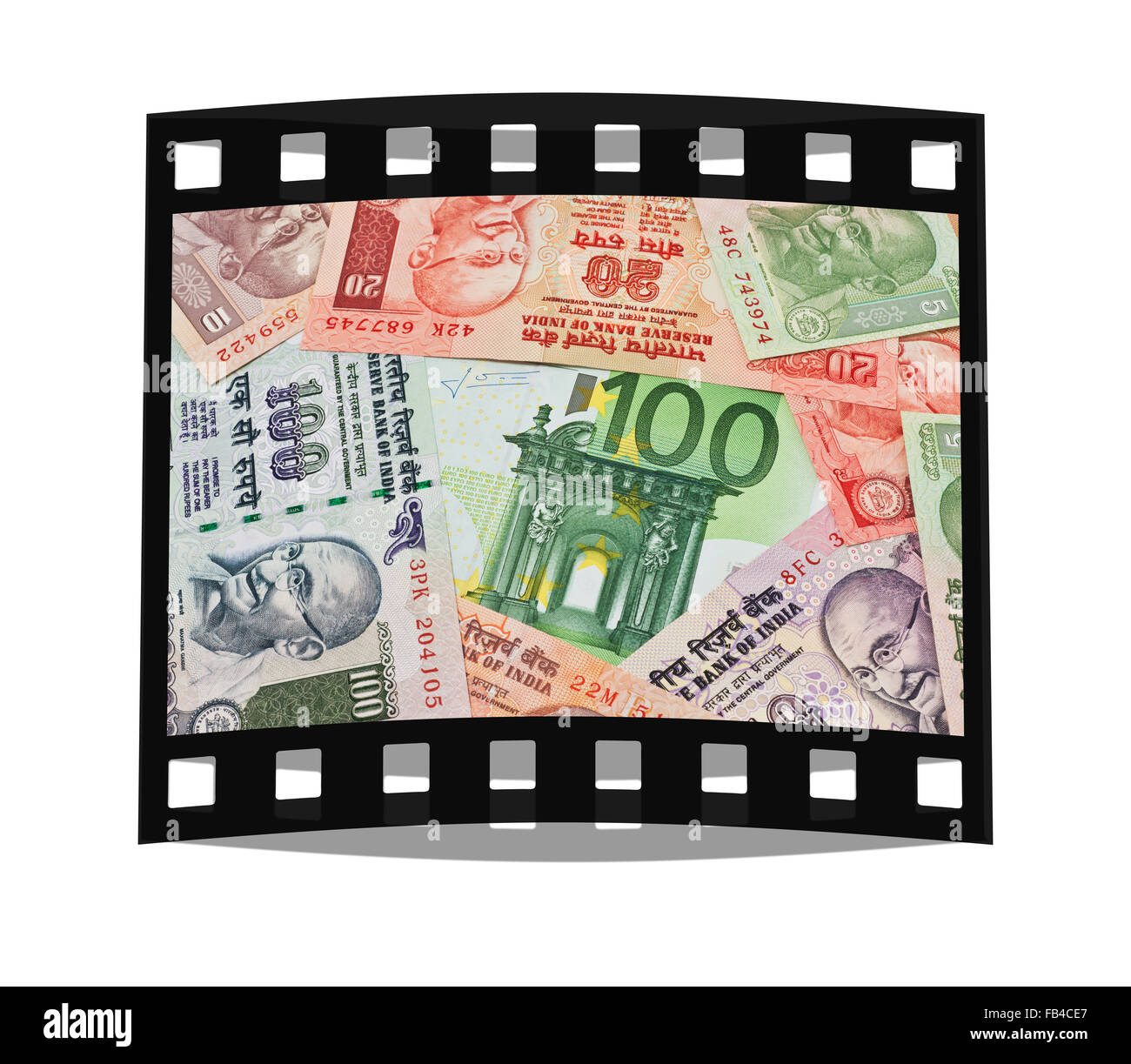Viele indische Rupie Rechnungen mit dem Porträt von Mahatma Gandhi nebeneinander liegen. In der Mitte liegt ein 100 Euro-Schein Stockfoto