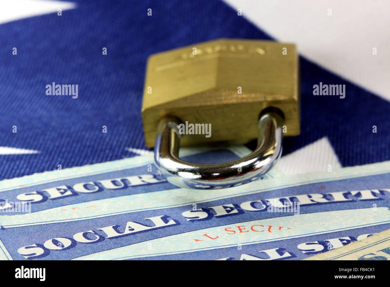 Vorhängeschloss und Sozialversicherung Karte - Identitäts-Diebstahl und Identität Schutzkonzept Stockfoto