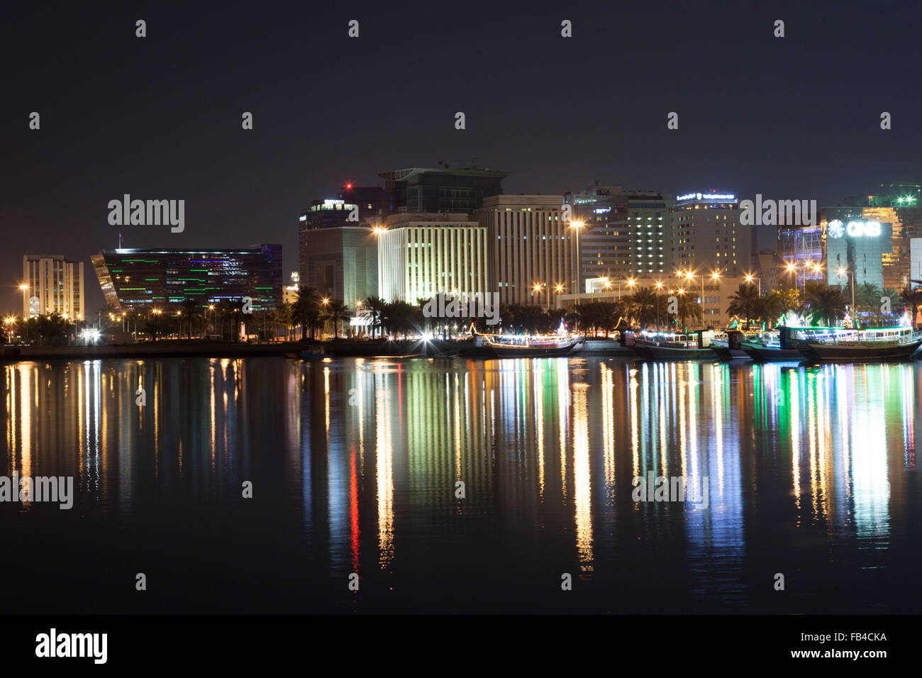 Doha-Waterfront-Gebäude in der Nacht Stockfoto