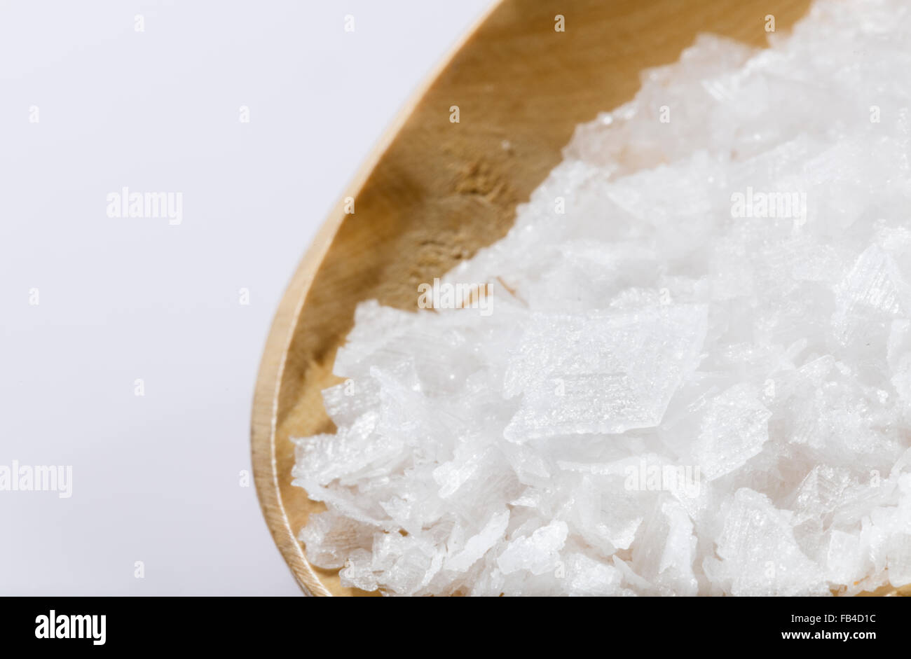 Salz Flocken mit flockige Beschaffenheit des Meeres Salzkristalle verwendet hinzufügen in der Spitzenkoch feine Lebensmittel auf den Geschmack zu verbessern. Das Salz Stockfoto
