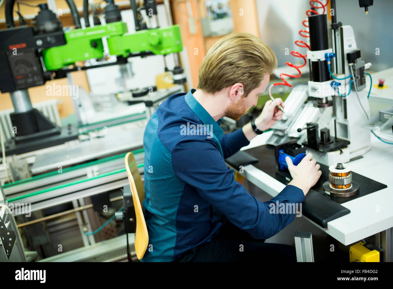 Ingenieur in der Fabrik Stockfoto