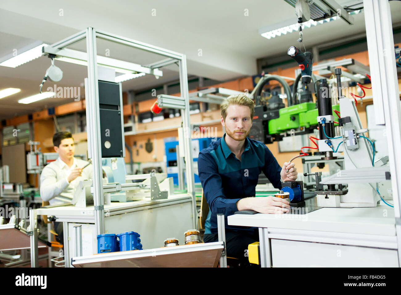 Ingenieur in der Fabrik Stockfoto
