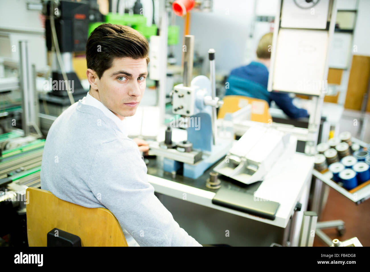Ingenieur in der Fabrik Stockfoto