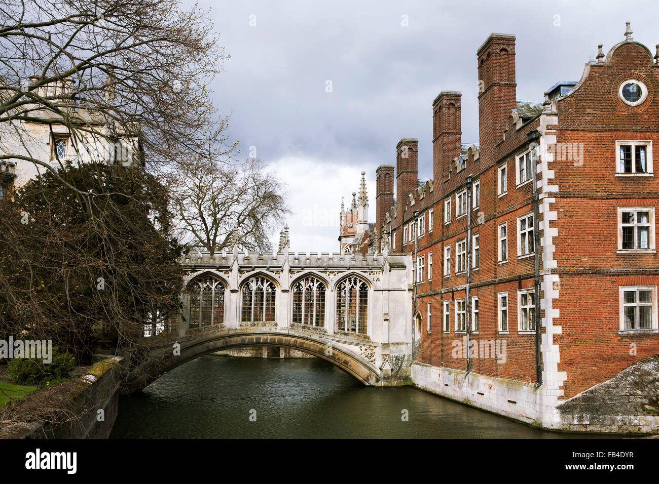 CAMBRIDGE, UK - 4. März 2015: Ein Blick auf die wunderschöne Seufzerbrücke in Cambridge am 4. März 2015. Stockfoto
