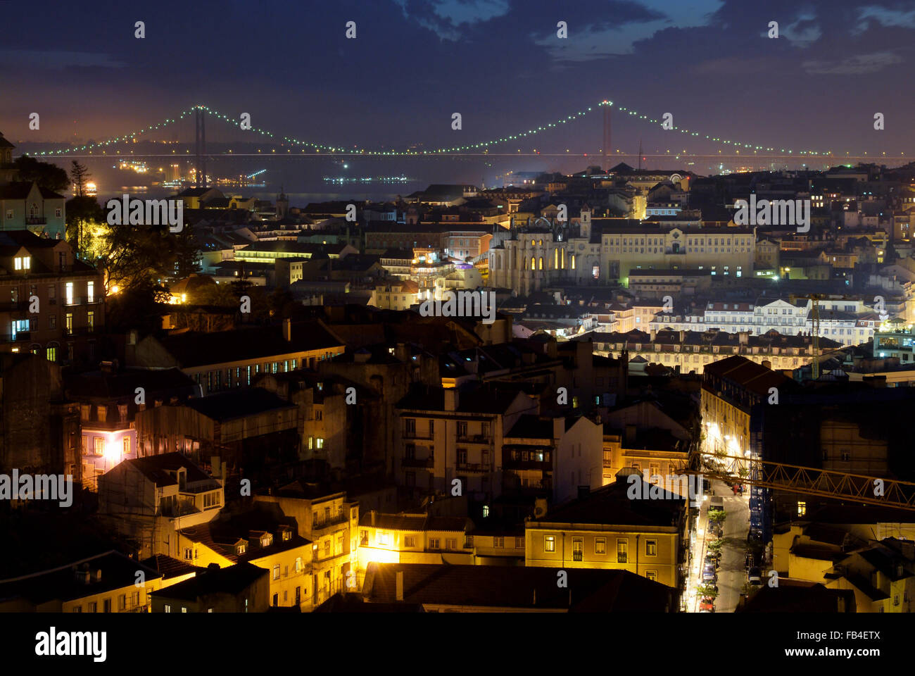 Ponte 25 de Abril, Convento do Carmo und Mouraria vom Miradouro da Graca, Lissabon, Estremadura, Portugal Stockfoto