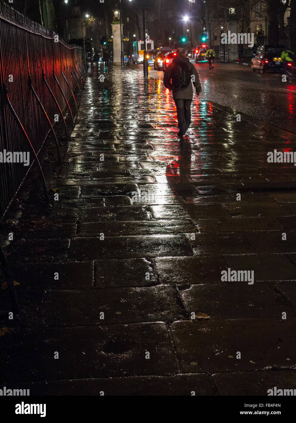 Ein Spaziergang durch London im Regen in der Nacht Stockfoto