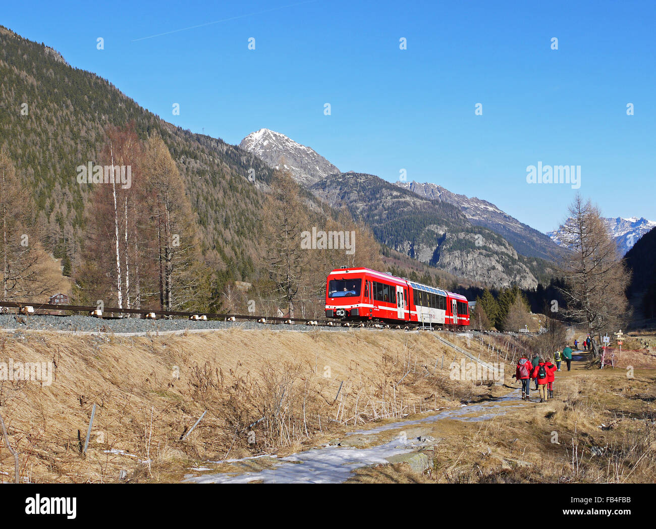 Der Mont-Blanc Express in der Nähe von Le Buet Haute Savoie Frankreich mit Wanderer nach einer Strecke von Le Buet, Vallorcine Stockfoto