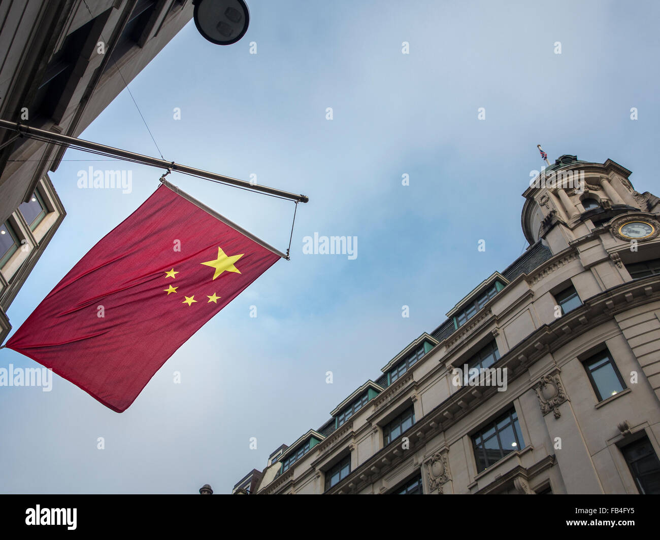 Die chinesische Flagge hängt außerhalb der Bank of China in der City of London mit finanziellen Stadtgebäude im Hintergrund Stockfoto