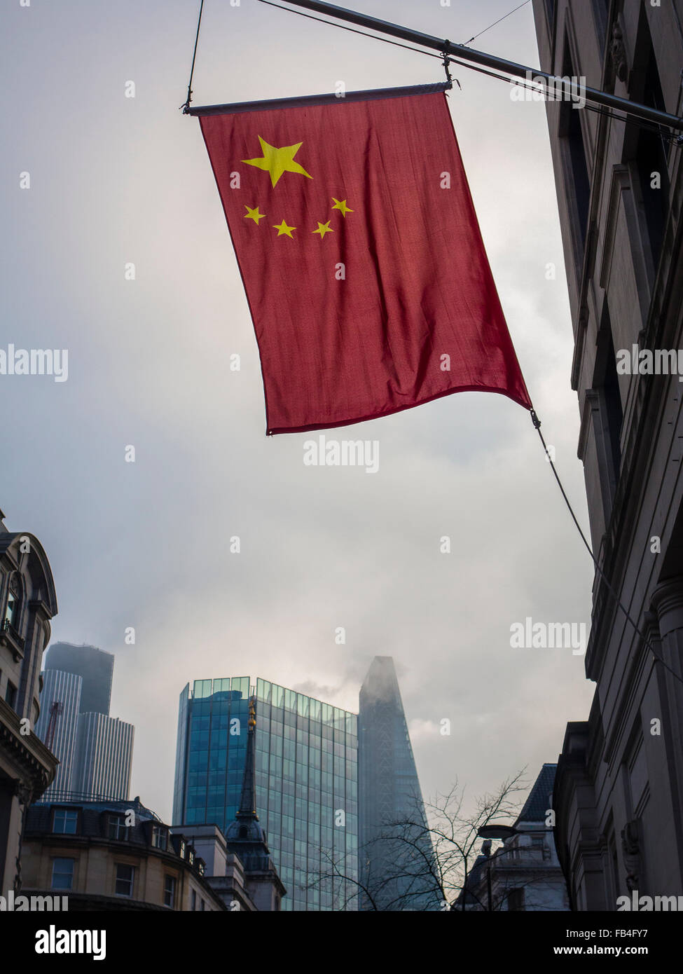 Die chinesische Flagge hängt außerhalb der Bank of China in der City of London mit finanziellen Stadtgebäude im Hintergrund Stockfoto