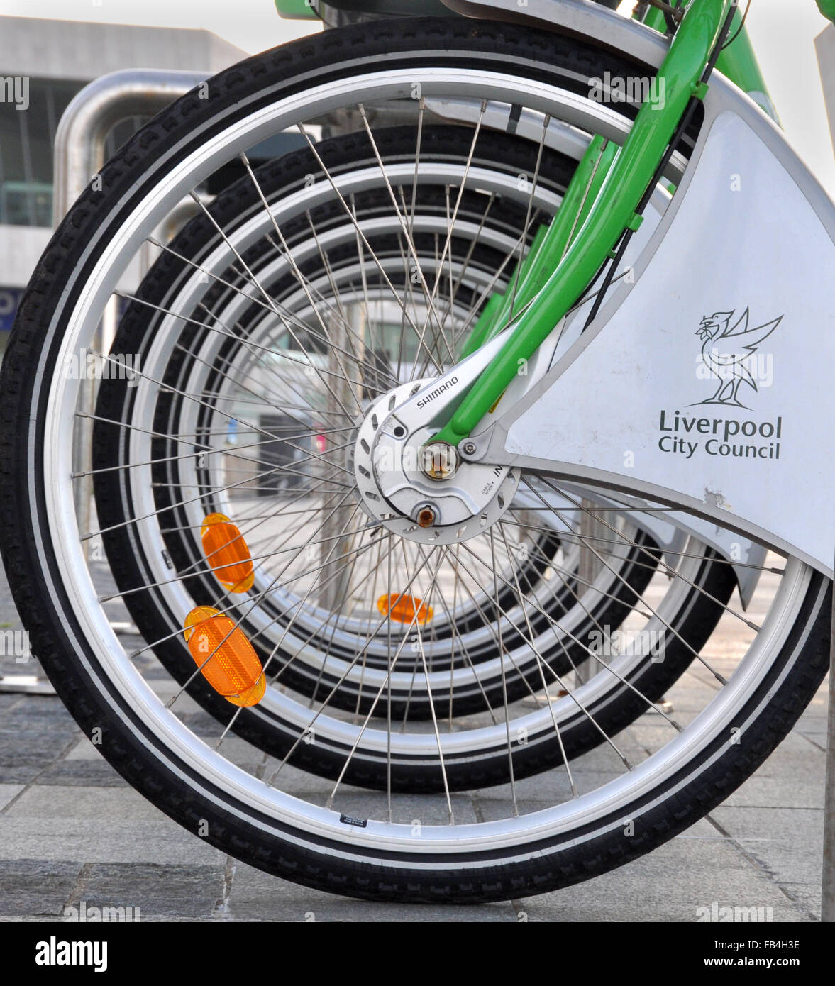 Fahrradverleih in Liverpool, UK, direkt am Wasser Stockfoto