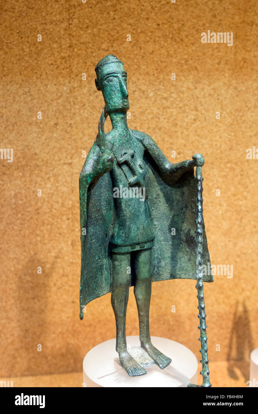Statuette eines Krieger Gottes oder ein legendärer Held mit vier Armen und zwei Schilde.  8. bis 7. Jahrhundert BC. von Teti, Sardinien Stockfoto