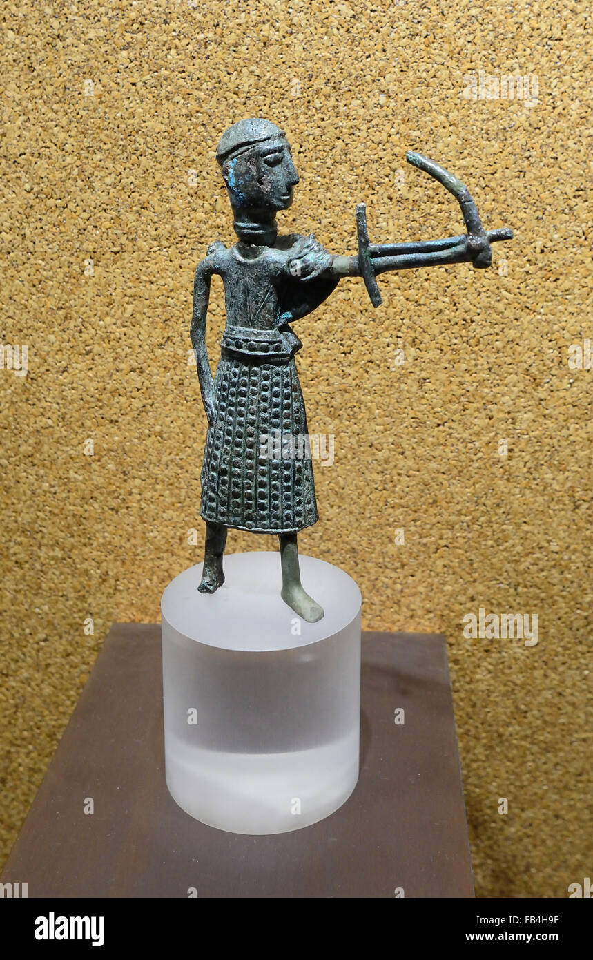 Statuette eines Krieger Gottes oder ein legendärer Held. National Museum of Archaeology von Cagliari, Sardinien Stockfoto