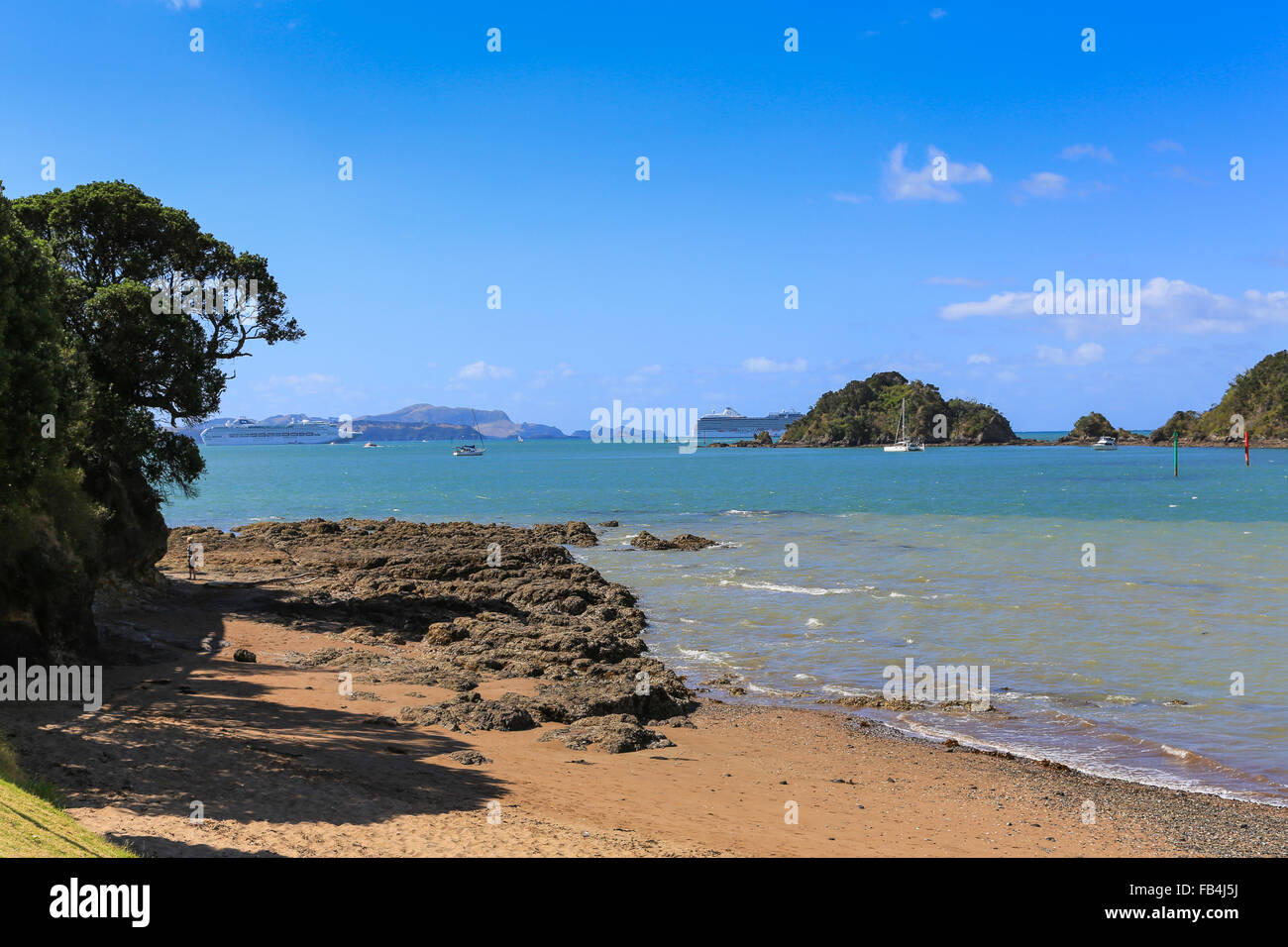 Kreuzfahrtschiffe im malerischen Bay of Islands, Paihia, Northland, Neuseeland verankert. Stockfoto