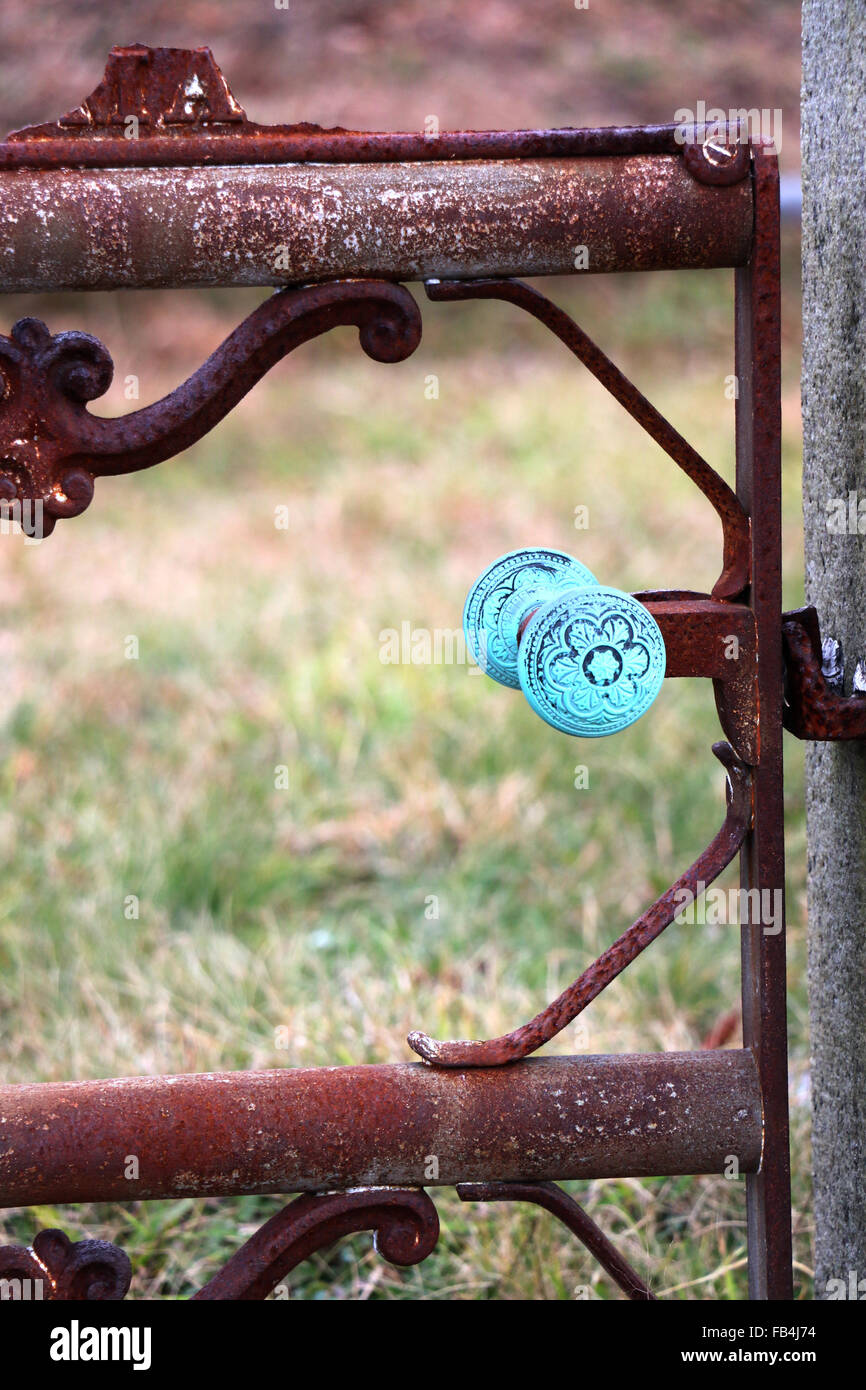 19. Jahrhundert Eisen Zaun Tor mit ein oxidiertes Kupfer Knowb in Nantucket, Massachusetts Friedhof gefunden. Stockfoto