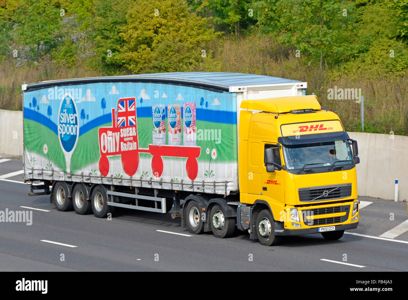 DHL Volvo Lkw Lkw & Soft sided artikuliert Vorhang Anhänger Werbung Associated British Foods 'Silver Spoon' Zucker Marke fahren Auf de Autobahn Stockfoto