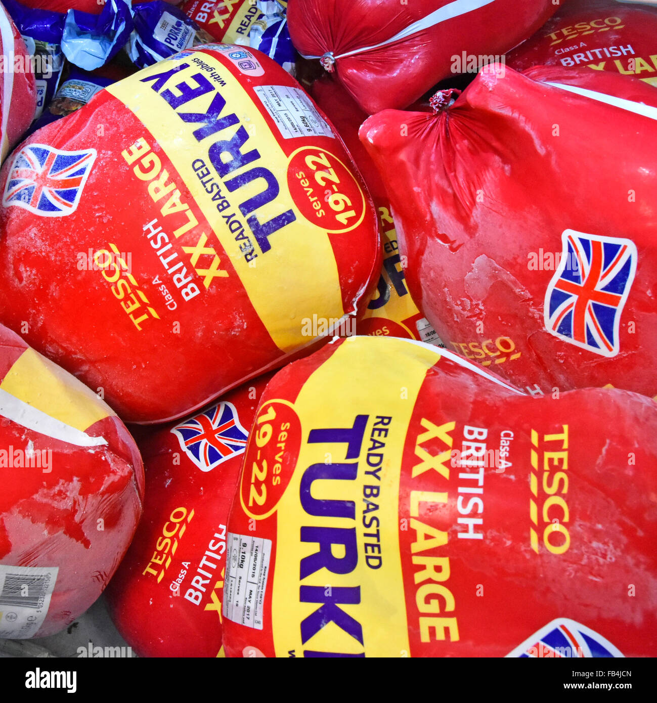 Türkei-Vogel gefroren bereit festgesteckt XX groß britische Qualität mit Innereien im Supermarkt Gefrierschrank Display Kabinett im Dezember für Weihnachten Essen UK Stockfoto