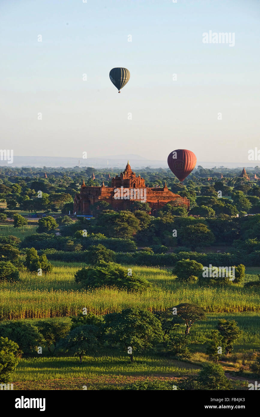 Heißluftballons und die Tempel von Begon Stockfoto