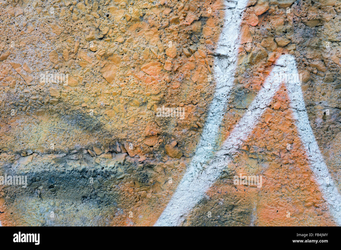 Orange im Alter Mauer machte der kleine Felsen mit weißen Linien Stockfoto