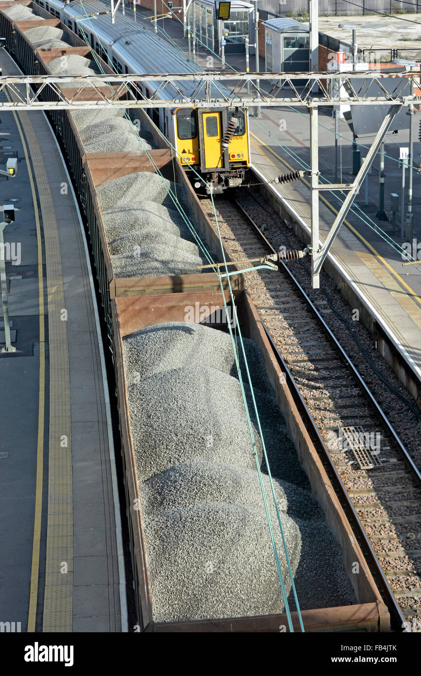 Aggregierte Güterzug durch Bahnhof Stratford in East London Stockfoto
