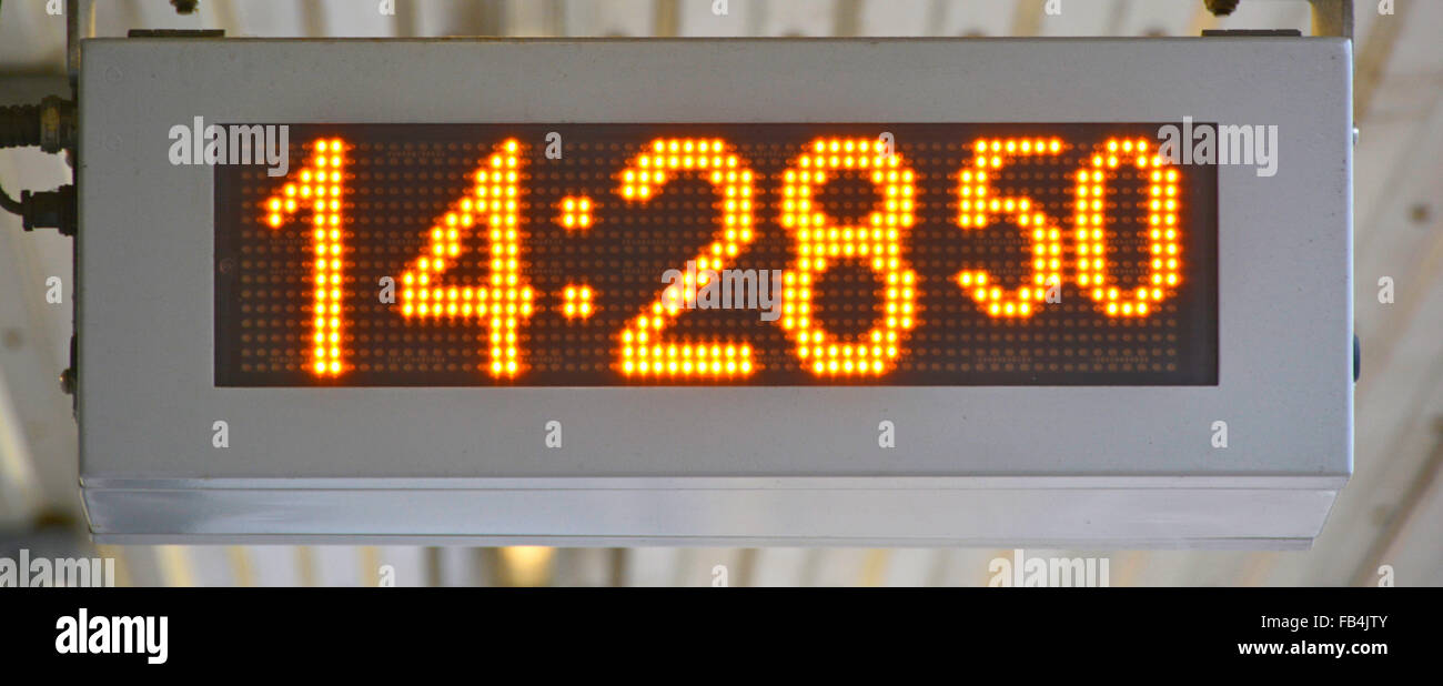 Nahaufnahme eines modernen Bahnhof digitale Uhr Essex England Großbritannien Stockfoto