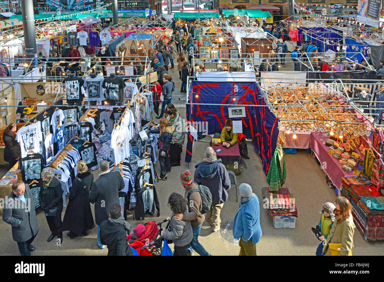 Spitalfields Market Blick von oben auf die Käufer um Stände in der Markthalle in London England Großbritannien Stockfoto