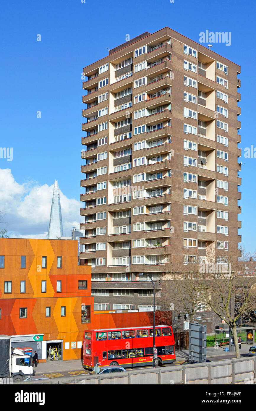 Elefanten- und Burgblock mit Wohnungen, die sich über flachen, modernen, farbenfrohen Appartements an der Spitze des Shard-Gebäudes erheben, im Fernen Southwark London England Stockfoto