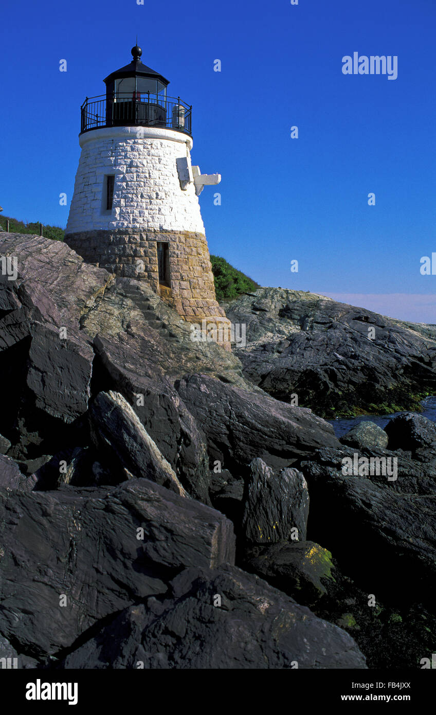 Castle Hill Leuchtturm wurde auf einer felsigen Küste Cliff in der Nähe von Newport, Rhode Island gebaut. Stockfoto