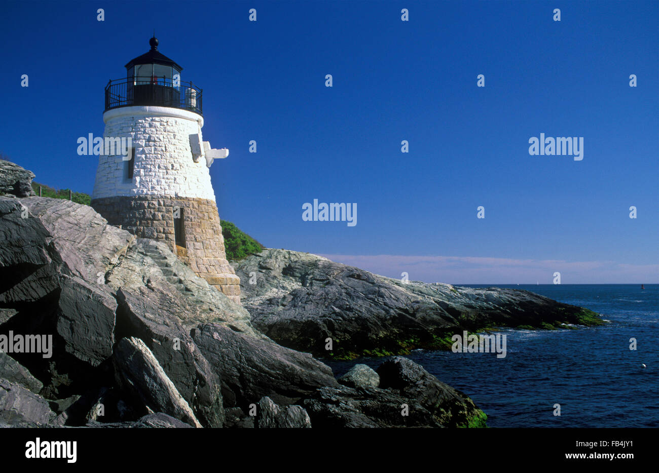 Castle Hill Lighthouse ist ein einzigartiges Leuchtfeuer aus Stein und Ziegel gebaut auf Felsvorsprüngen entlang der Newport Küste gemacht. Stockfoto