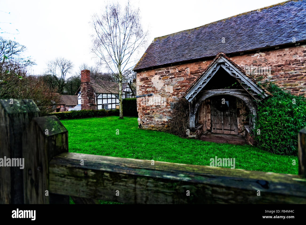 Sapey Old Church befindet sich am Ende einer Gasse neben dem Fluss Sapey produziert Wasser voller Schlamm unter winterlichen Bedingungen Stockfoto